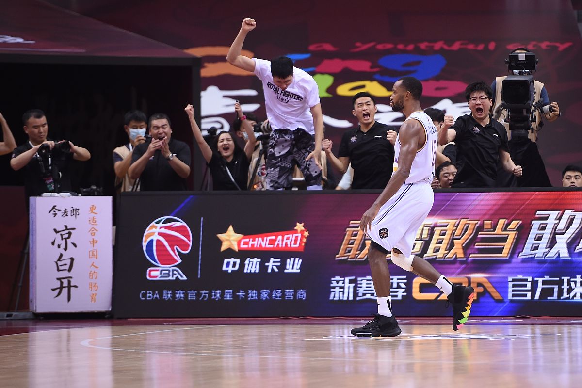 篮球比赛个人表现亮眼，精彩瞩目表演