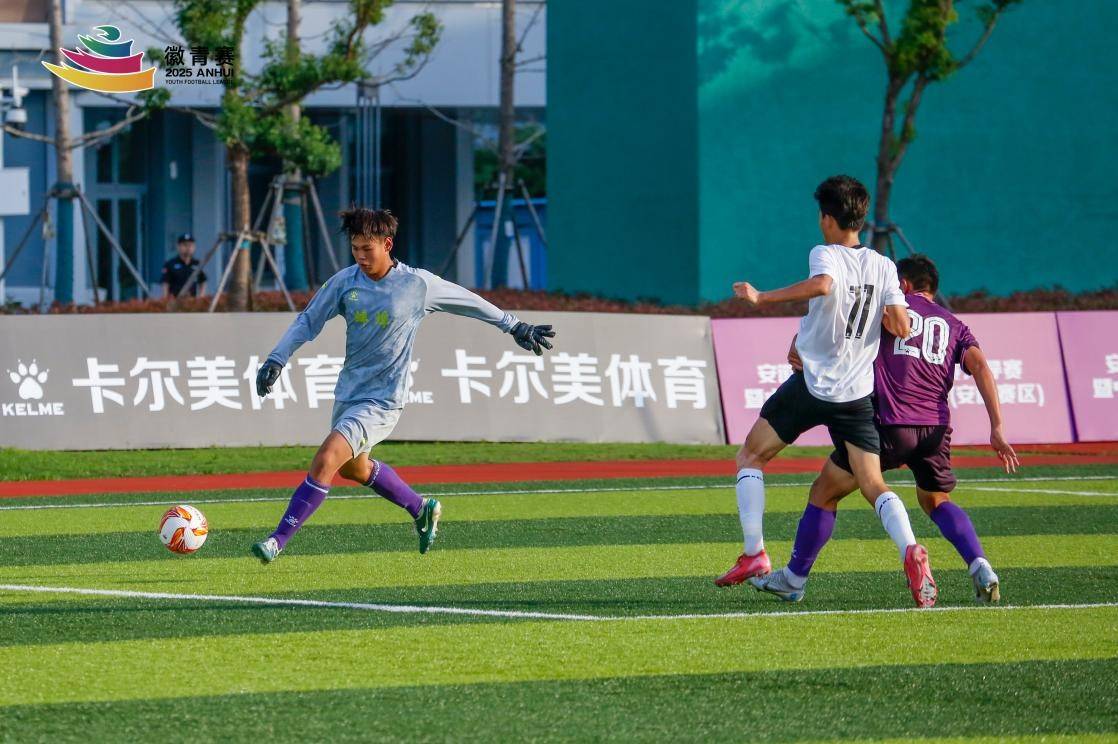 足球比赛势在必行，运动员全力以赴