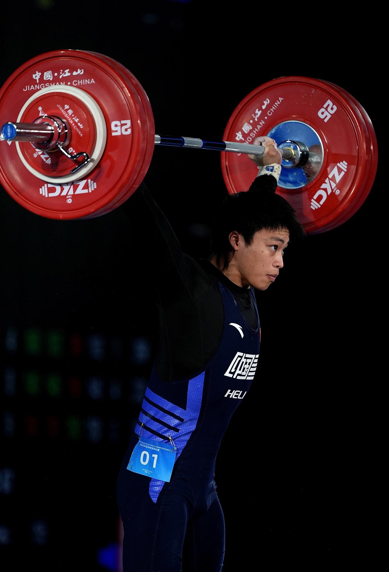 举重比赛：奋力一举，创造新记录
