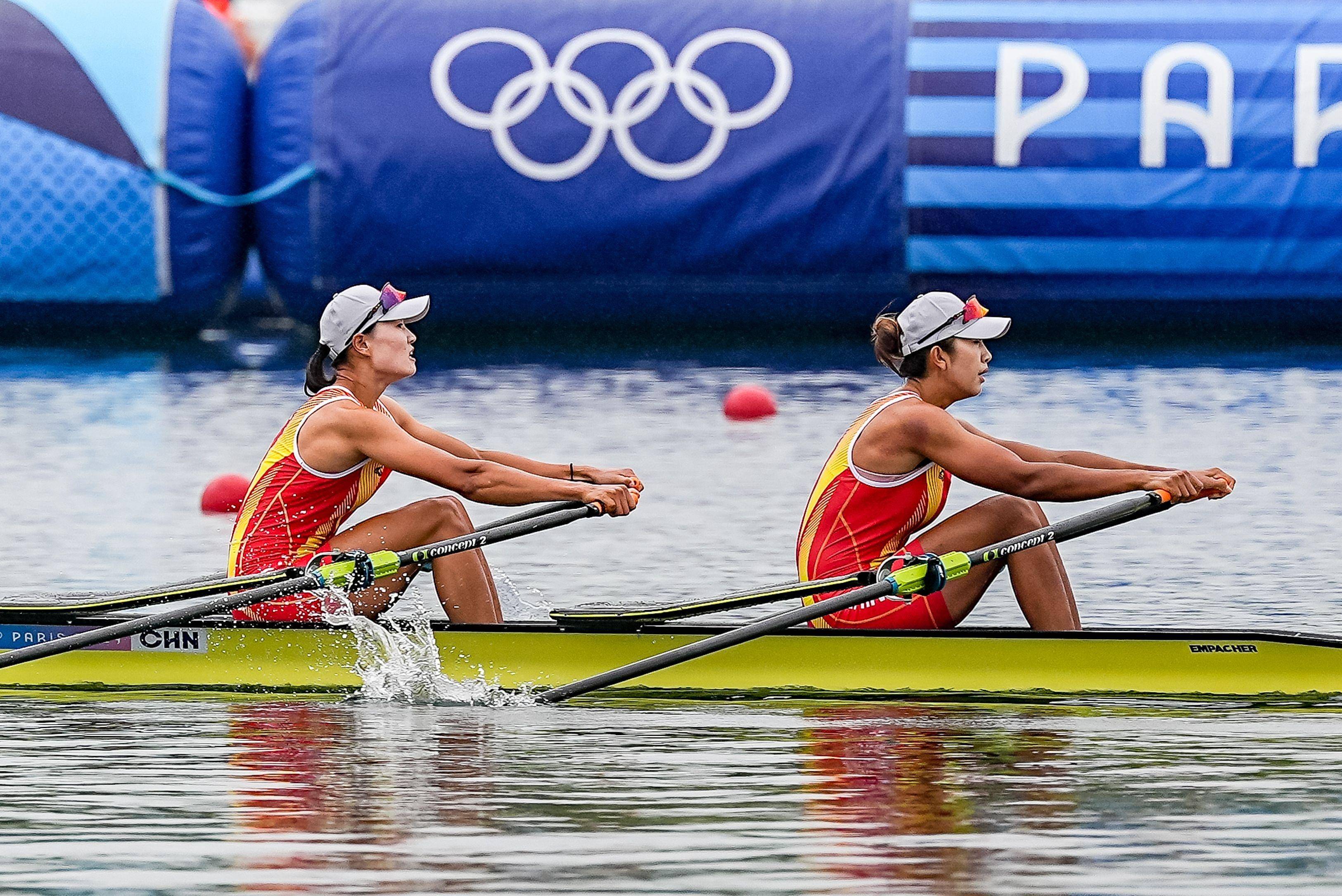 九游体育直播-新西兰选手在赛艇比赛中喜获冠军