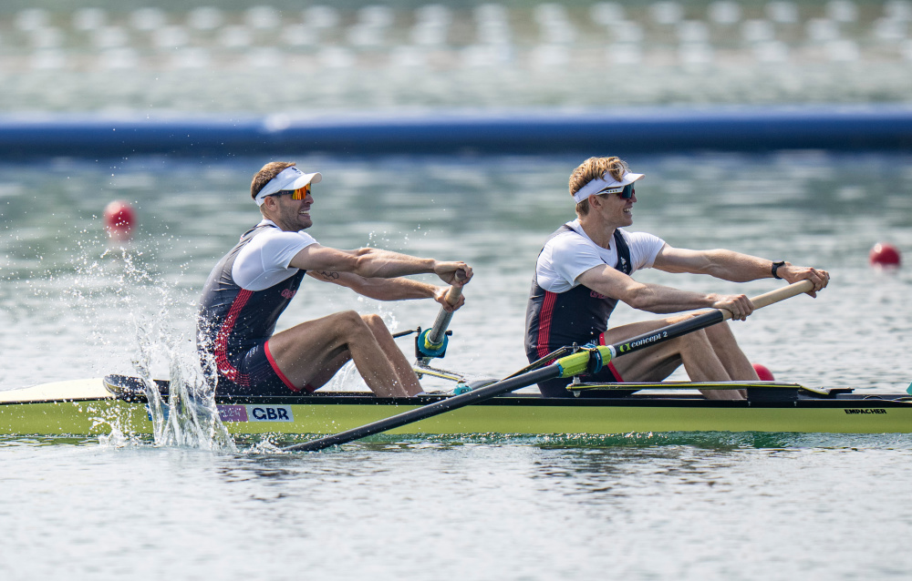 新西兰选手在赛艇比赛中喜获冠军