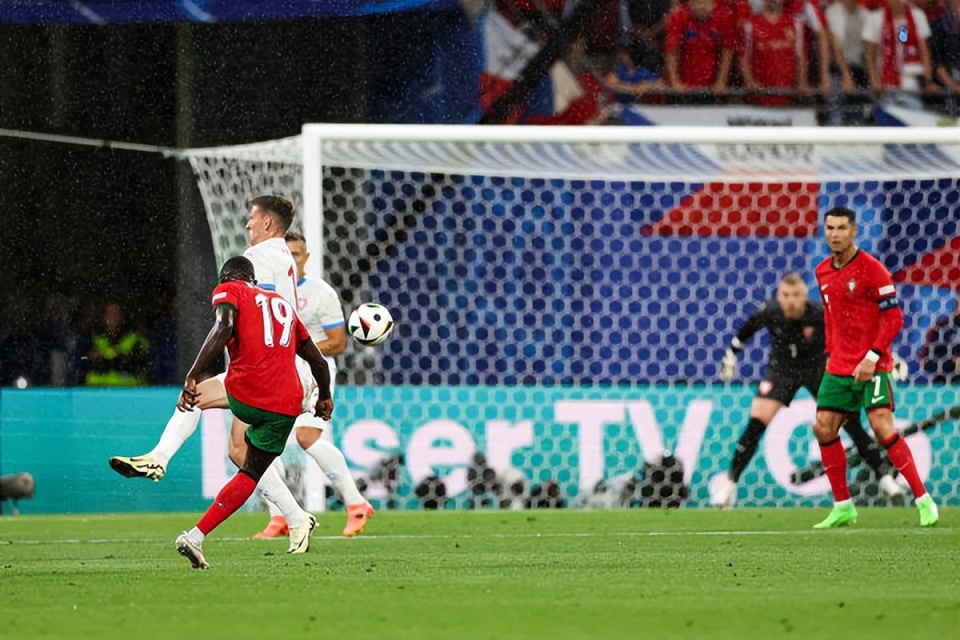 九游娱乐网站-惊险逆转！欧洲赛事胜负悬念