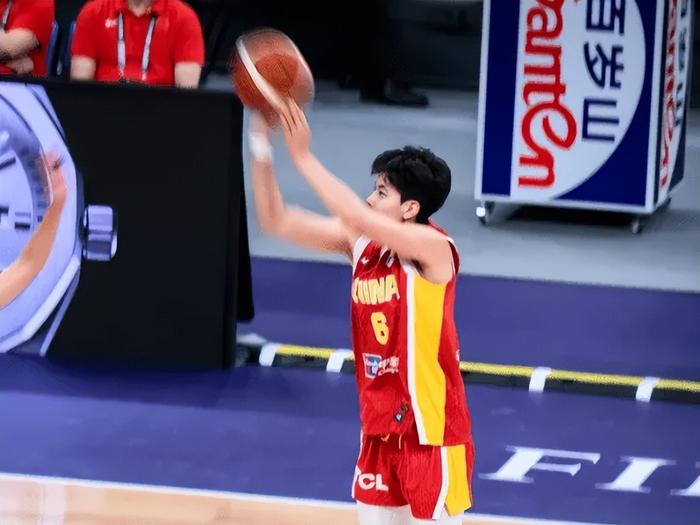 球员状态火爆爆发，篮下得分高效稳定