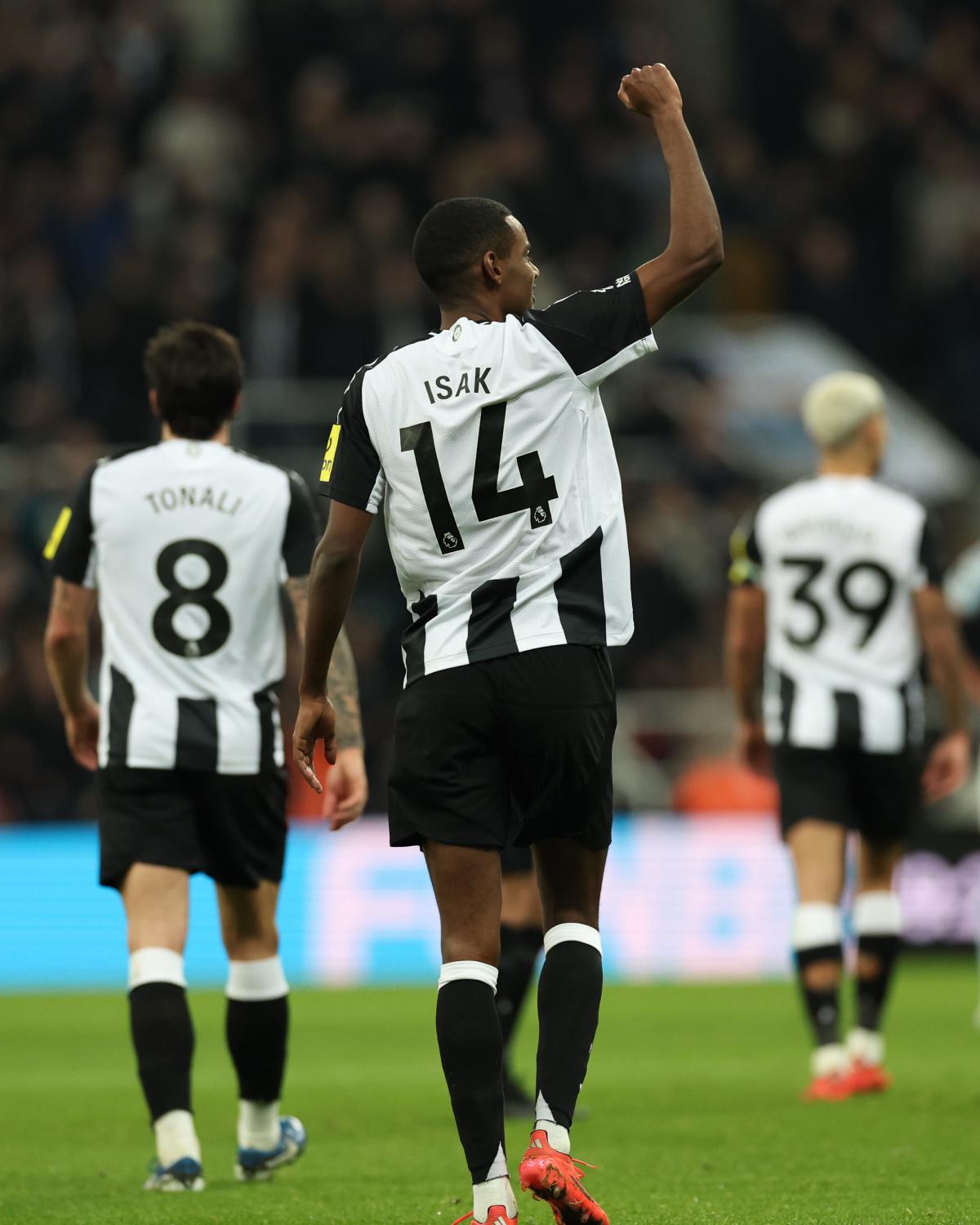 纽卡斯尔主场战平阿斯顿维拉，暂时缓解保级压力，迎来平局安慰的简单介绍