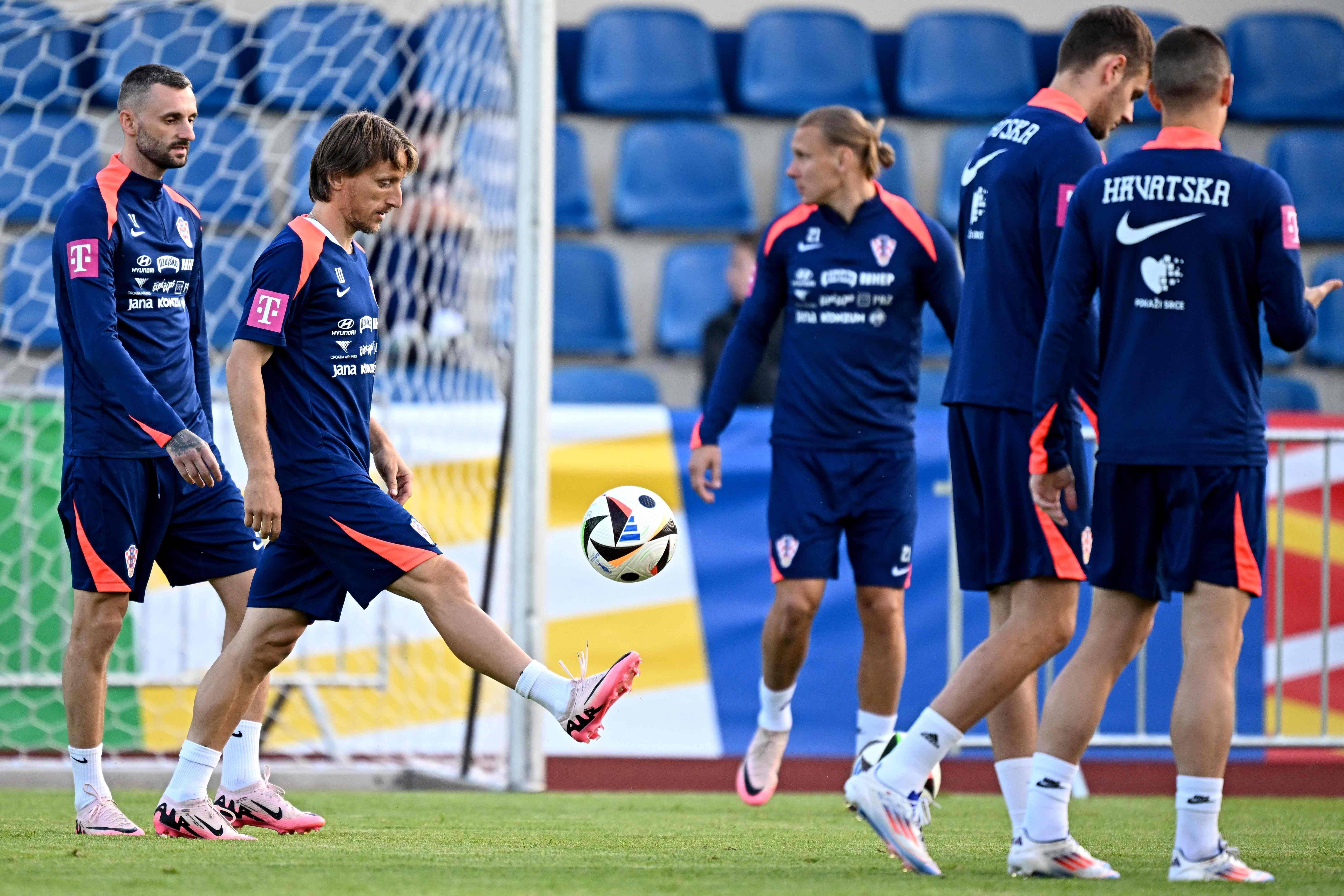 瑞典主场逼平克罗地亚，保住前进动力