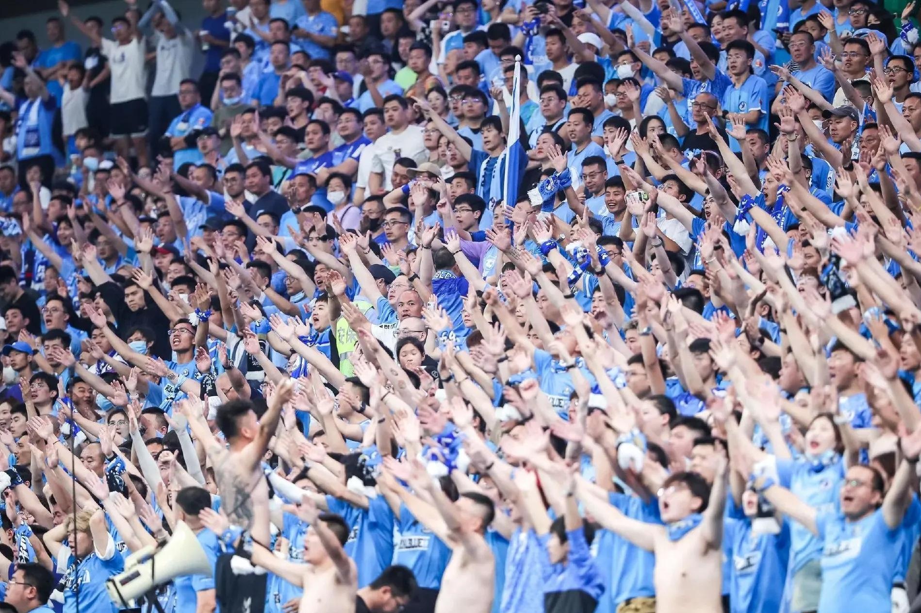 国内足球联赛充满悬念，球场气氛热烈