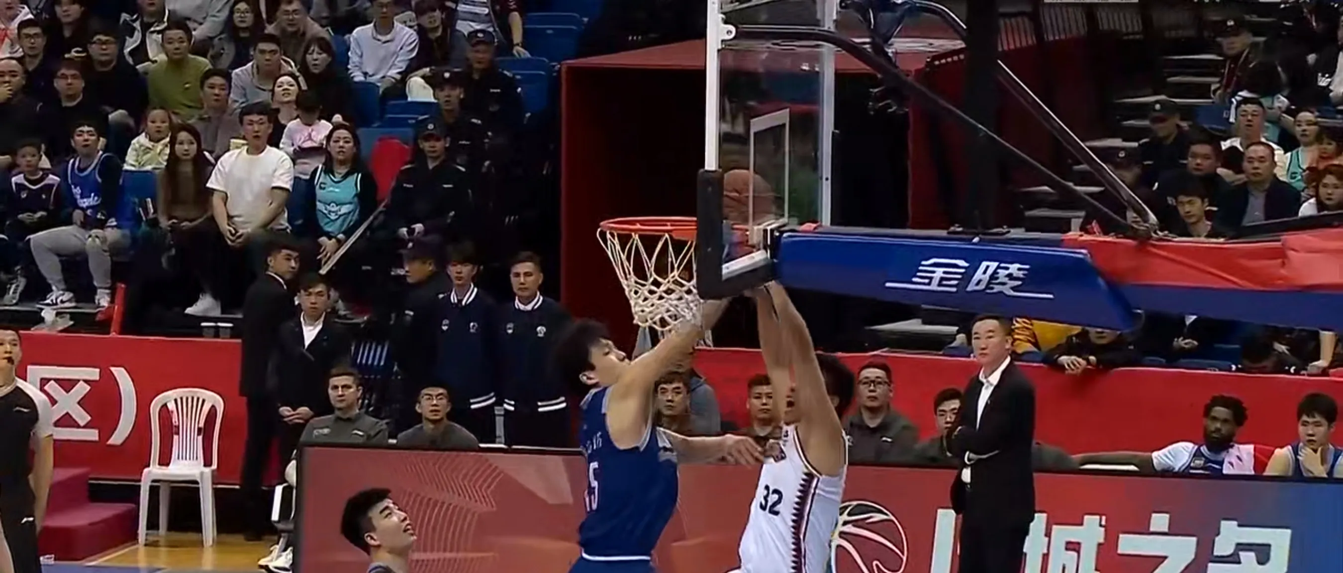 九游官网-青岛黄海主场击败对手，豪取保级关键胜利