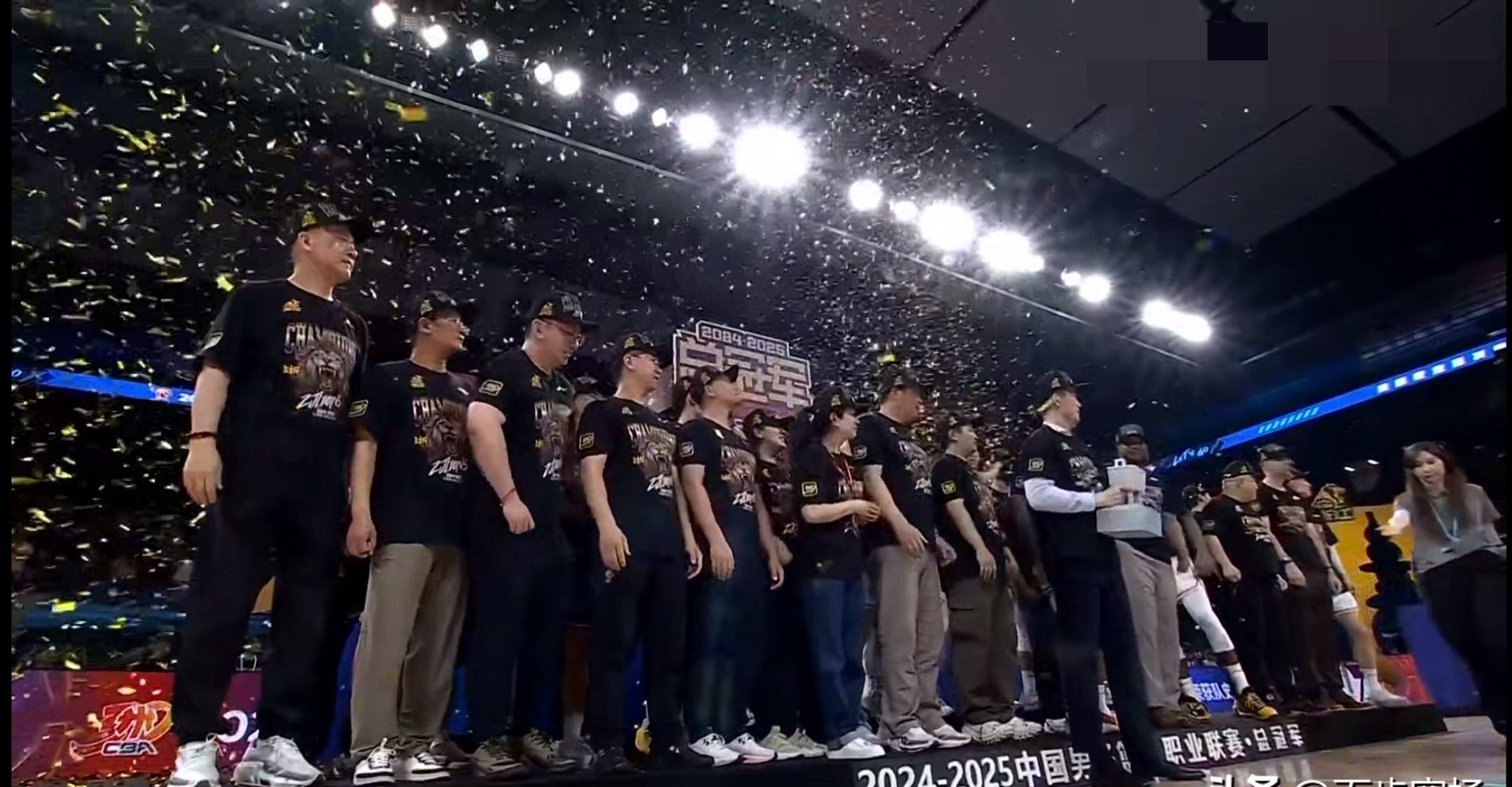 对决火爆场地豪情万丈，观众热辣欢呼的简单介绍