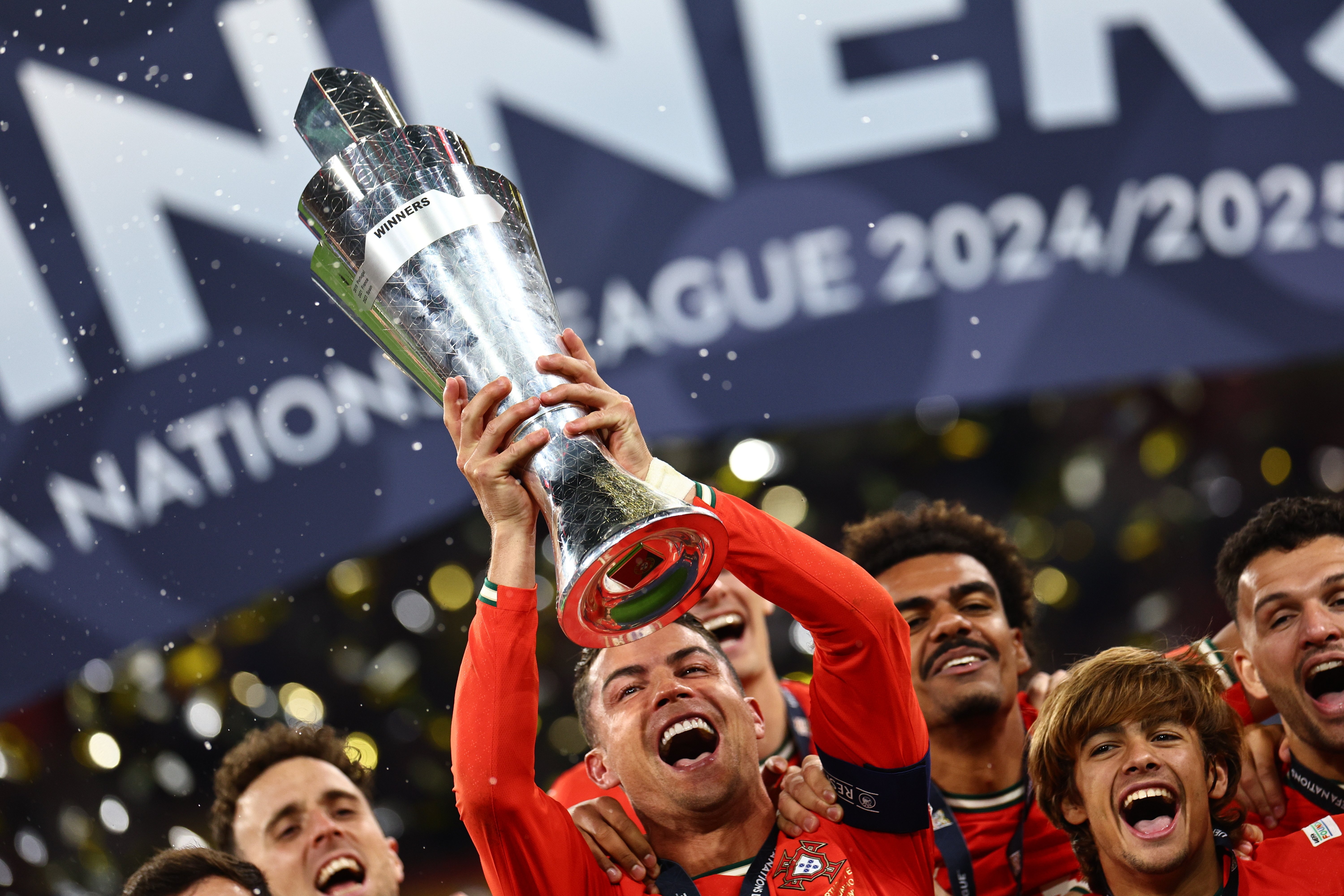 欧国联比赛经典回放：球场风云再现的简单介绍