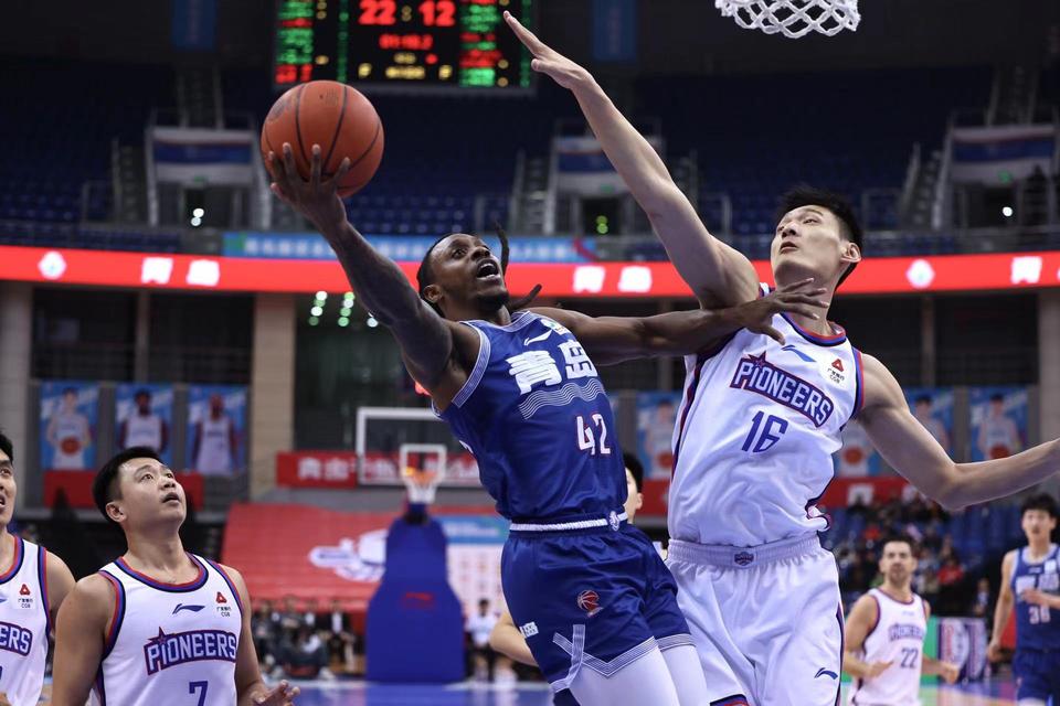 九游体育直播-重庆男篮凭借实力，艰难战胜对手