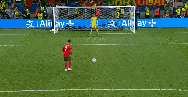 点球射门失准，球员表现失误堪忧