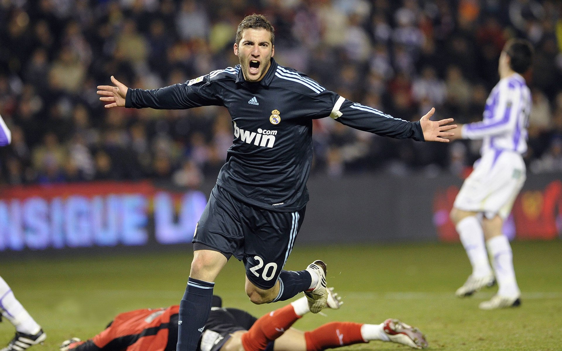 九游app下载-波兰铁锤与混凝土碎屑，当奥纳纳将审判日的证据提前呈上